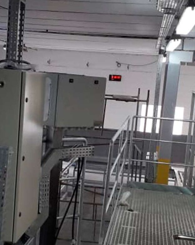 Quadro elétrico instalado em plataforma industrial
