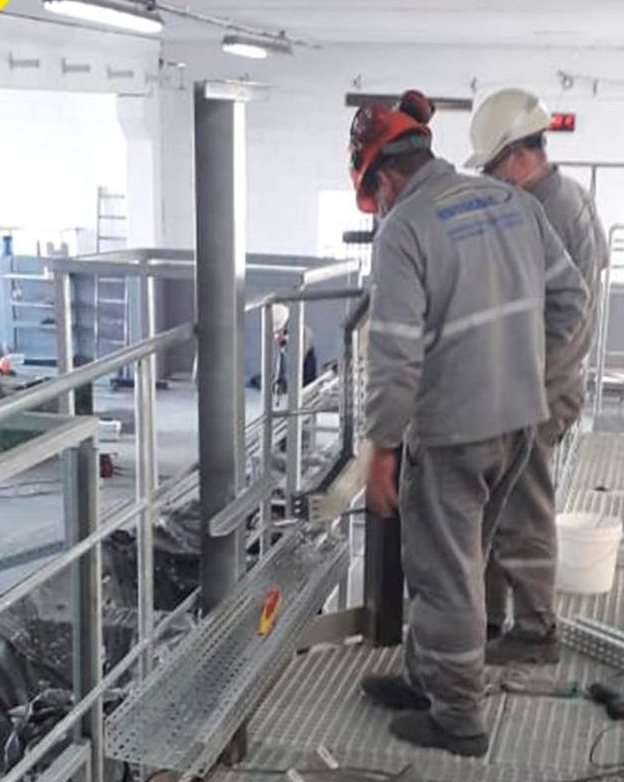 Equipe Estronic em instalação industrial