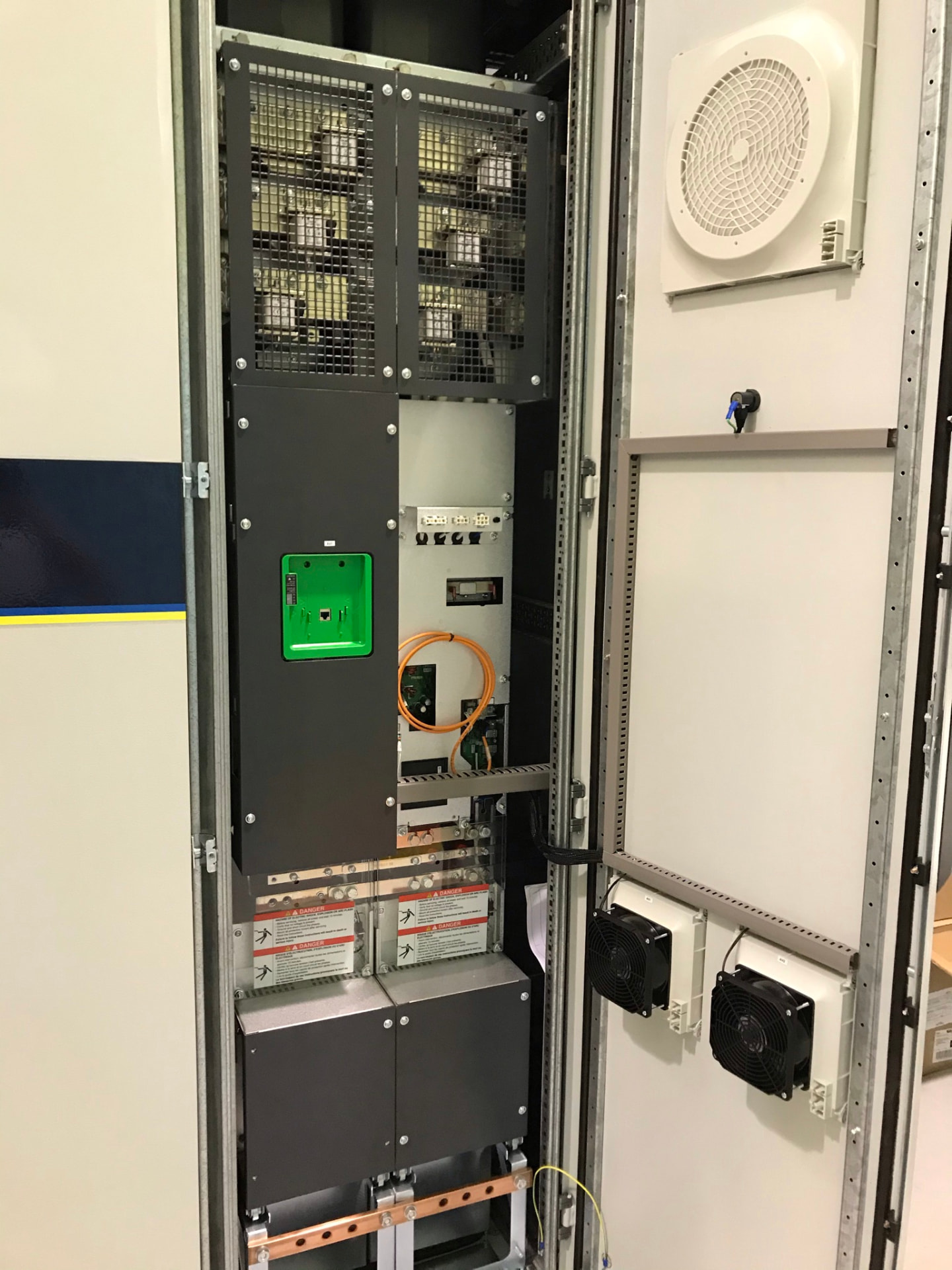 Técnico Estronic em reparo de equipamento eletrônico