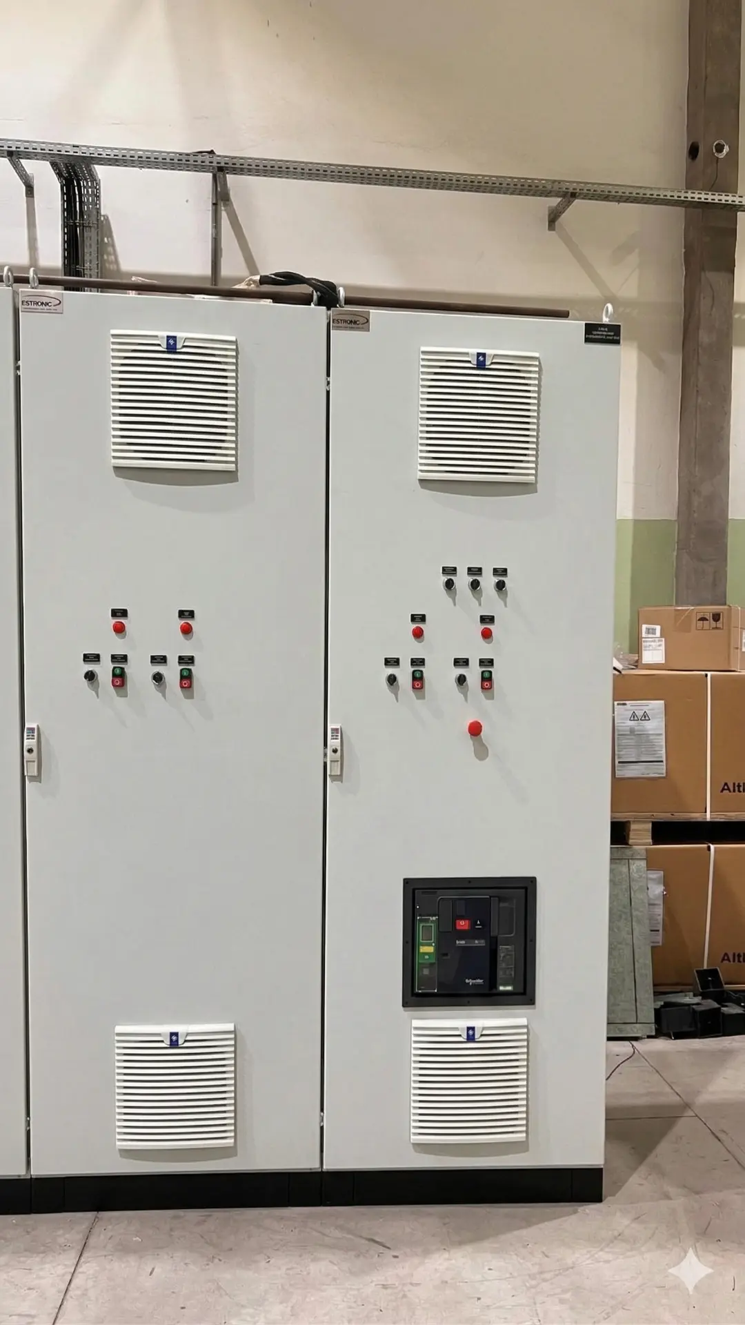 Painel elétrico APM Estronic instalado em ambiente industrial