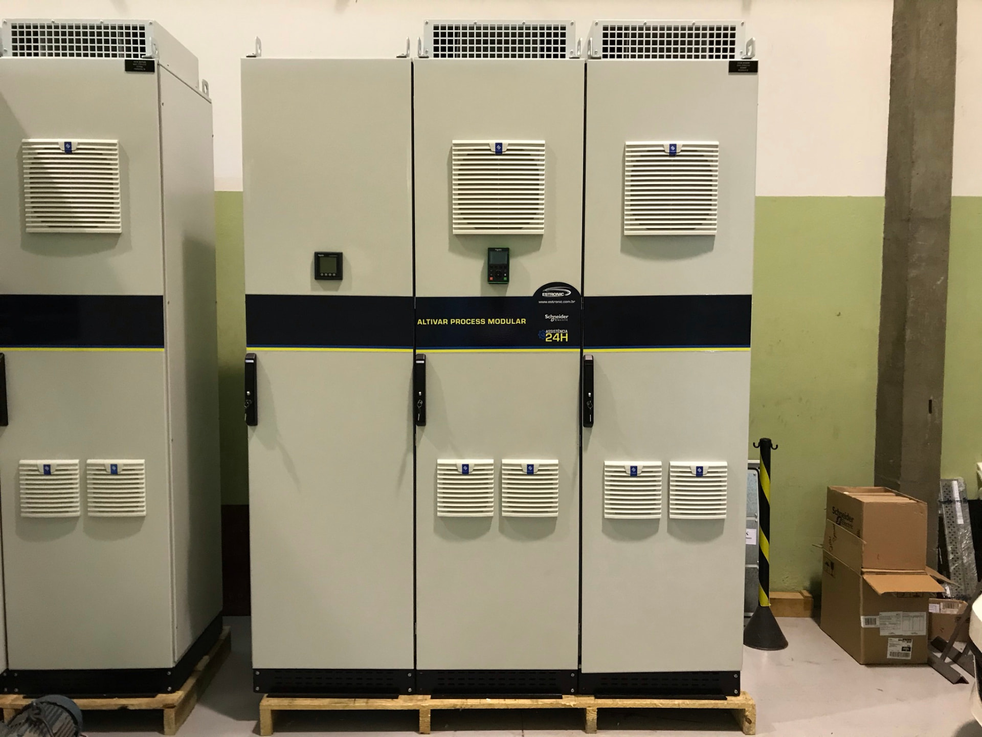 Painel elétrico Estronic com inversor