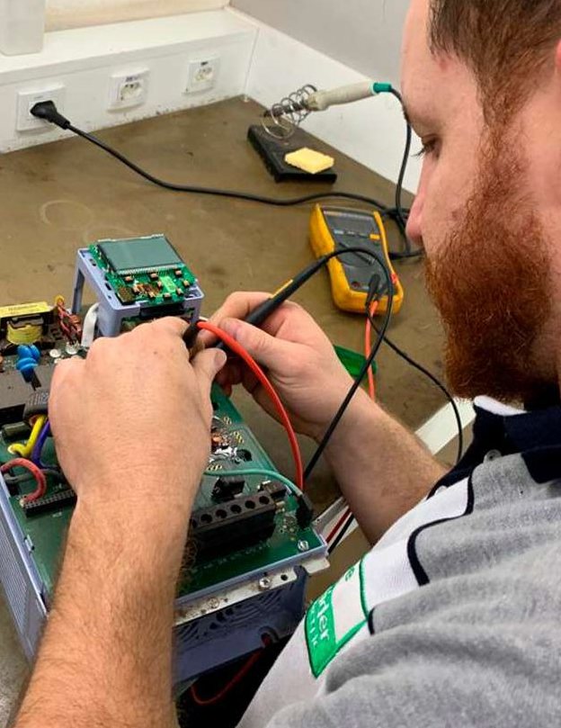 Técnico Estronic em reparo eletrônico