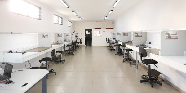 Equipe Estronic no hall da empresa